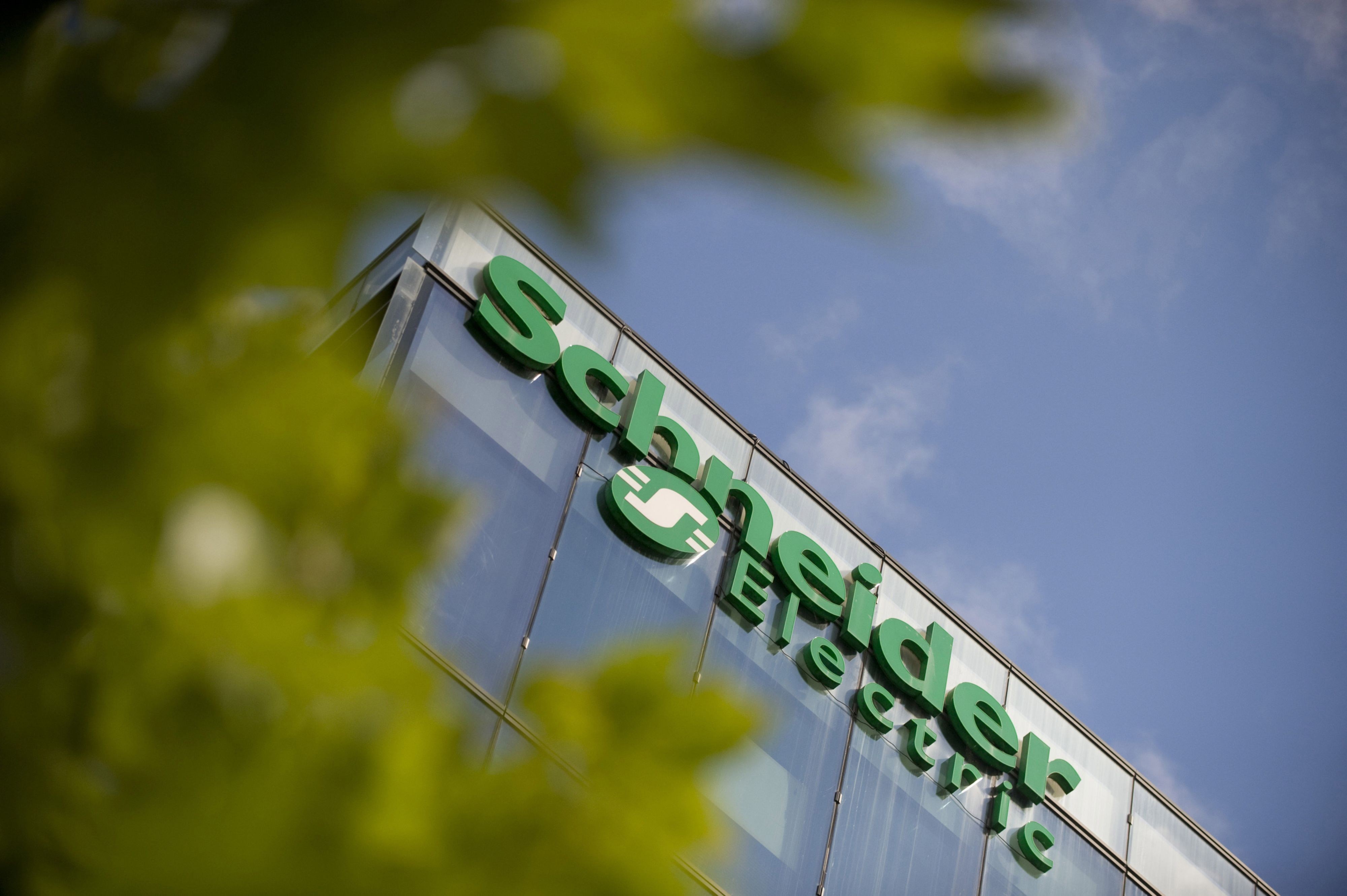 Schneider Electric anuncia parceria com a Foxconn para desenvolver data centers de IA