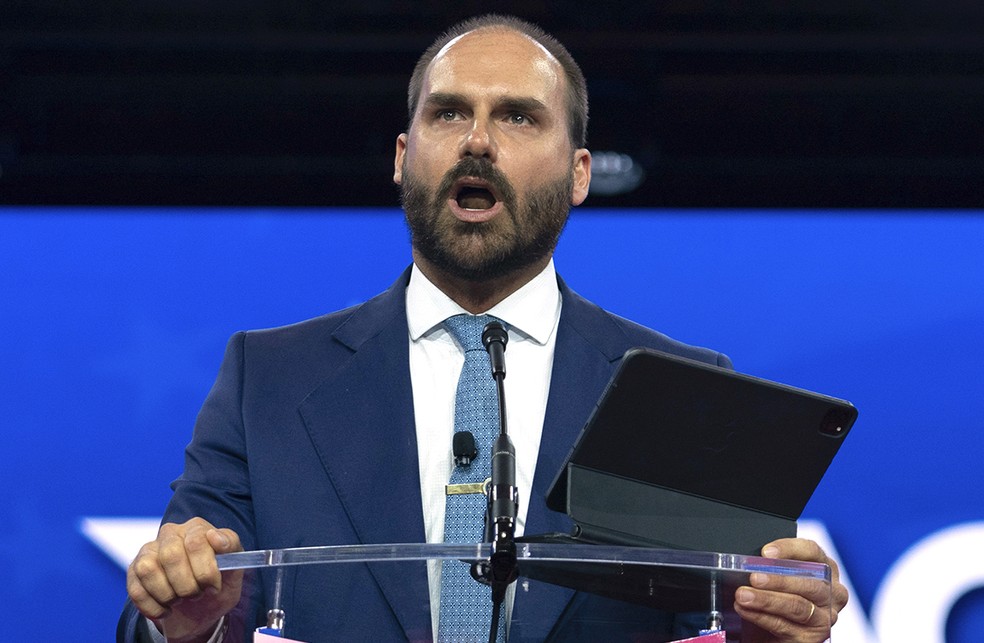 Eduardo Bolsonaro em entrevista declarando intenções políticas para 2026