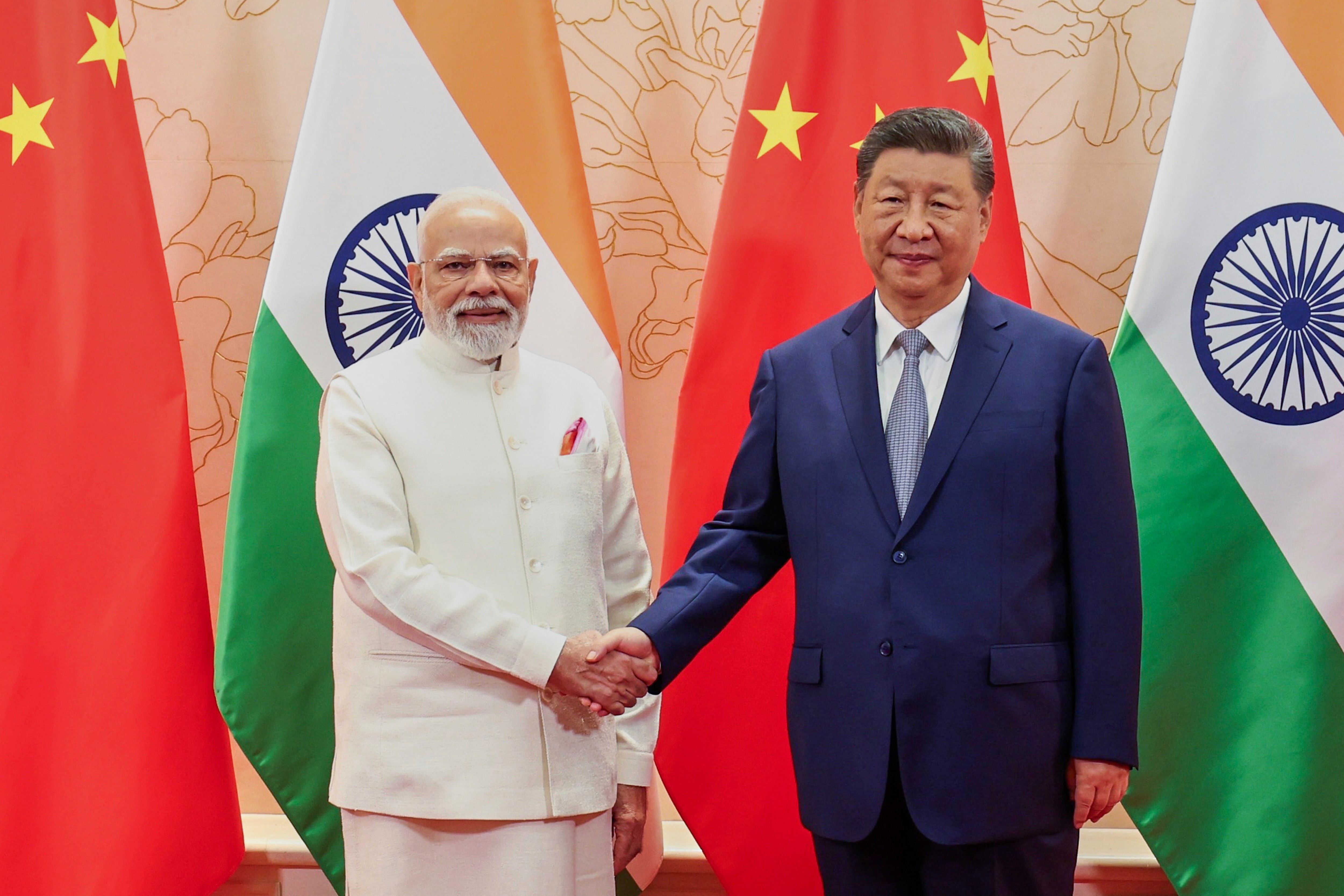 Modi e Xi se reúnem em Nova Délhi e buscam estreitar laços