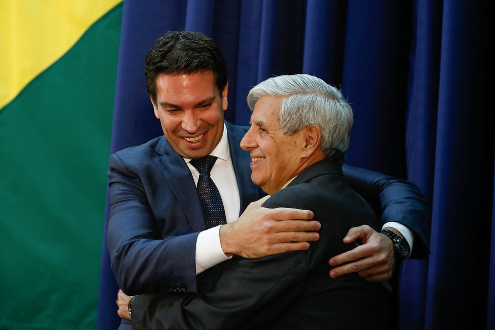 Análise: Cercado, Bolsonaro acena a Ramagem e a militares | Política | Valor Econômico