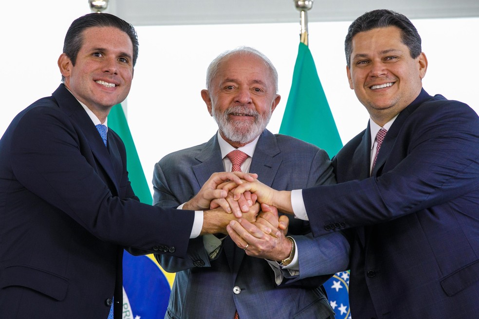 Os presidentes da Câmara, Hugo Motta (à esqueda) e do Senado, Davi Alcolumbre (à direita) são recebidos pelo presidente Lula no Palácio do Planalto — Foto: Brenno Carvalho/Agência O Globo
