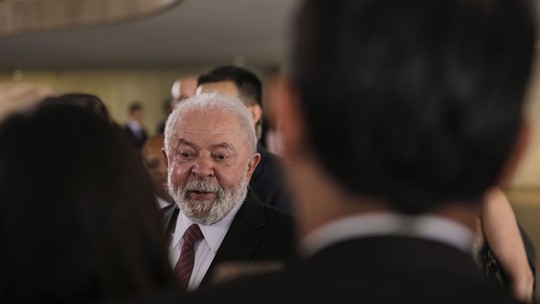 Lula permanece "estável" um dia após cirurgia no quadril 