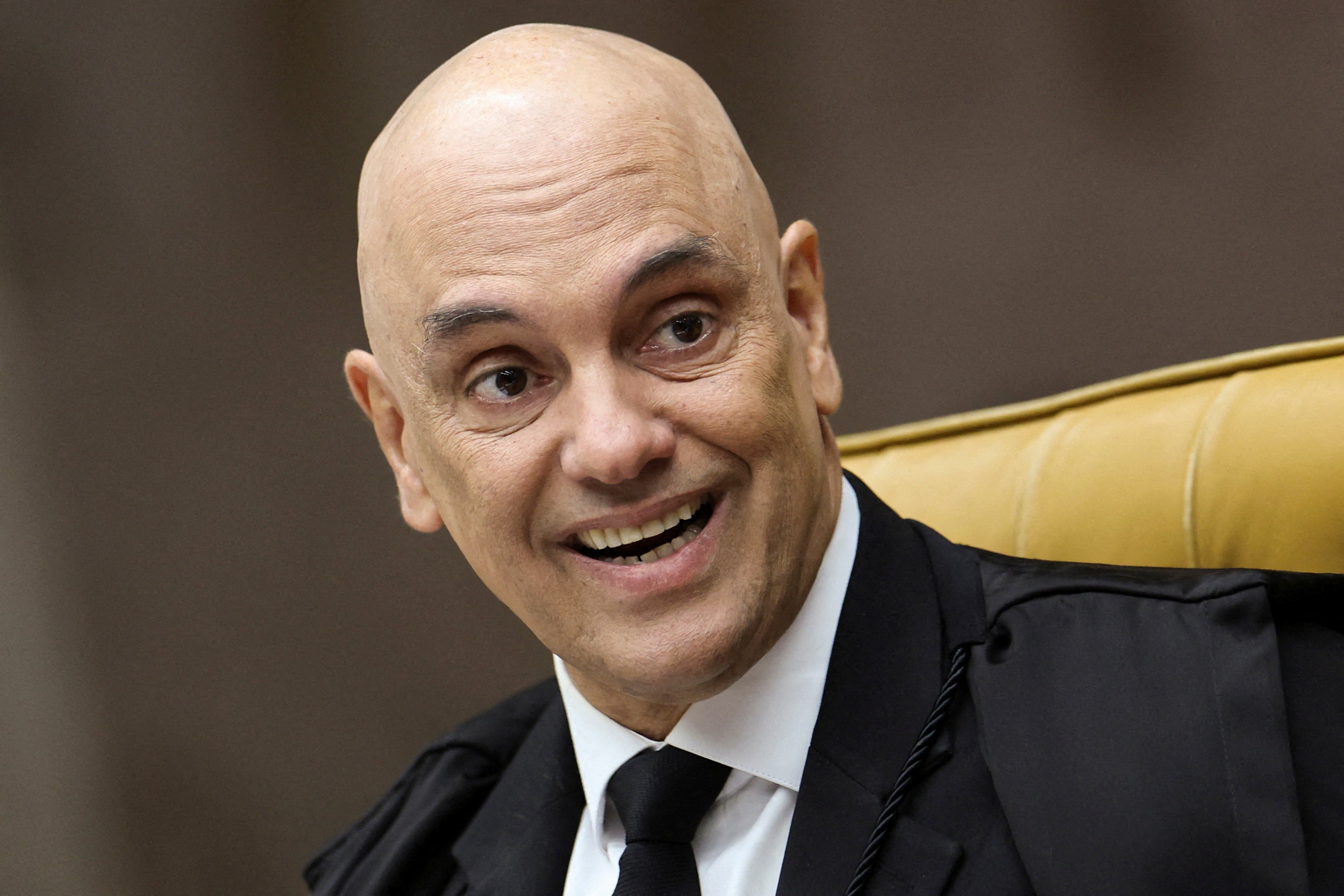 Alexandre de Moraes diz que punições são tentativa de coação ao STF e chama de covarde quem foge do país