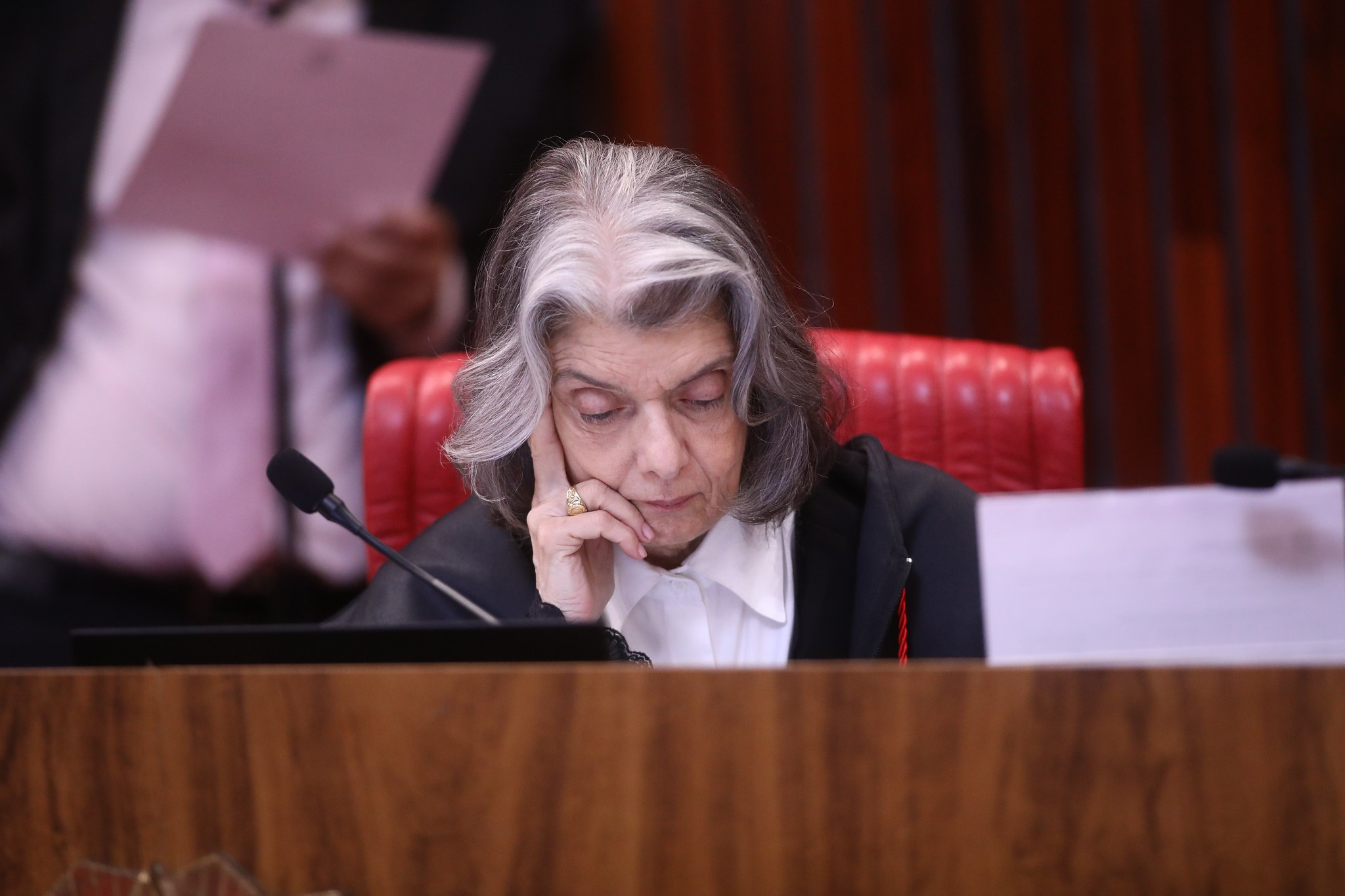 Saída antecipada de Cármen Lúcia da presidência do TSE surpreende colegas