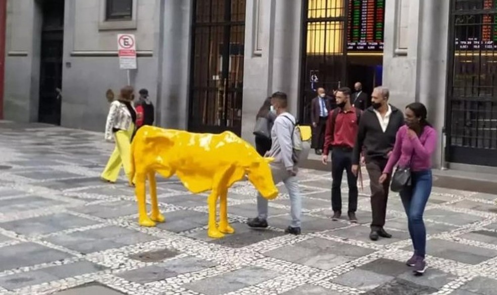 Vaca magra: Estátua tomou o lugar do Touro de Ouro na frente da B3 — Foto: Reprodução/Instagram/@marciapinheiroficial
