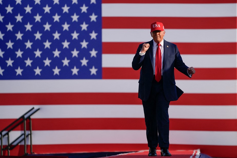 Trump assina ordem que permite processar quem queimar bandeira dos EUA |  Mundo | Valor Econômico