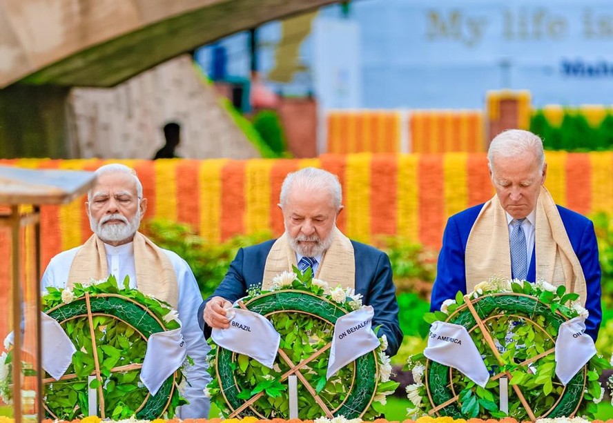 Cerimônia de deposição de flores no memorial Mahatma Gandhi. Da esq para a dir, o primeiro-ministro indiano, Narendra Modi, o presidente Lula e o presidente dos EUA, Joe Biden