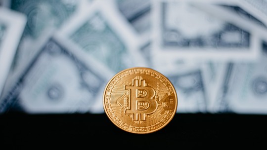 Bitcoin tem leve alta na contramão das bolsas enquanto treasuries vão a 4,52%