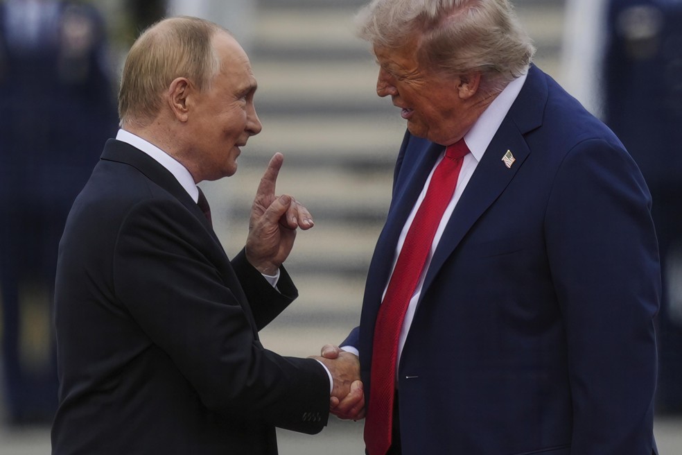 Presidentes da Rússia, Vladimir Putin, e dos Estados Unidos, Donald Trump — Foto: Julia Demaree Nikhinson/AP