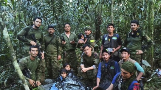 Socorristas e indígenas colombianos encontram crianças perdidas na selva há 40 dias
