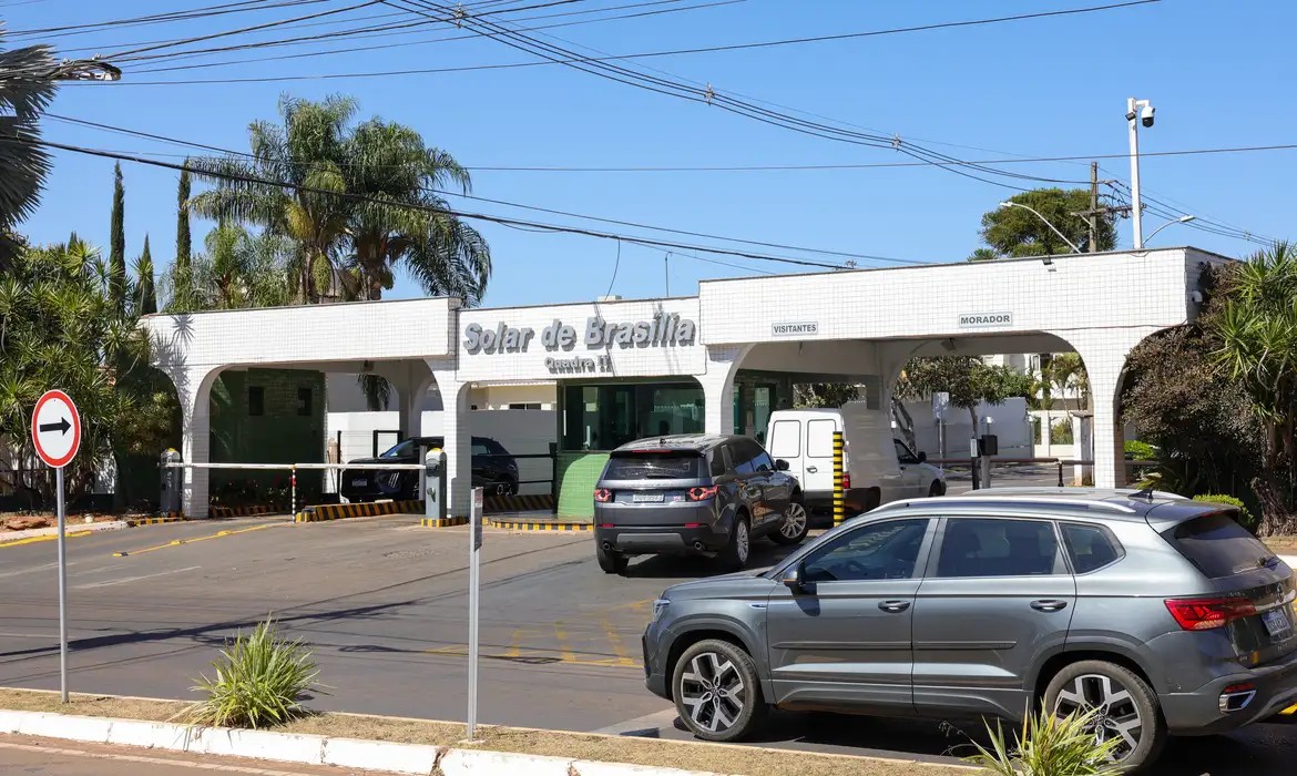 Moraes pede que PGR se manifeste sobre pedido da PF para monitorar casa de Bolsonaro