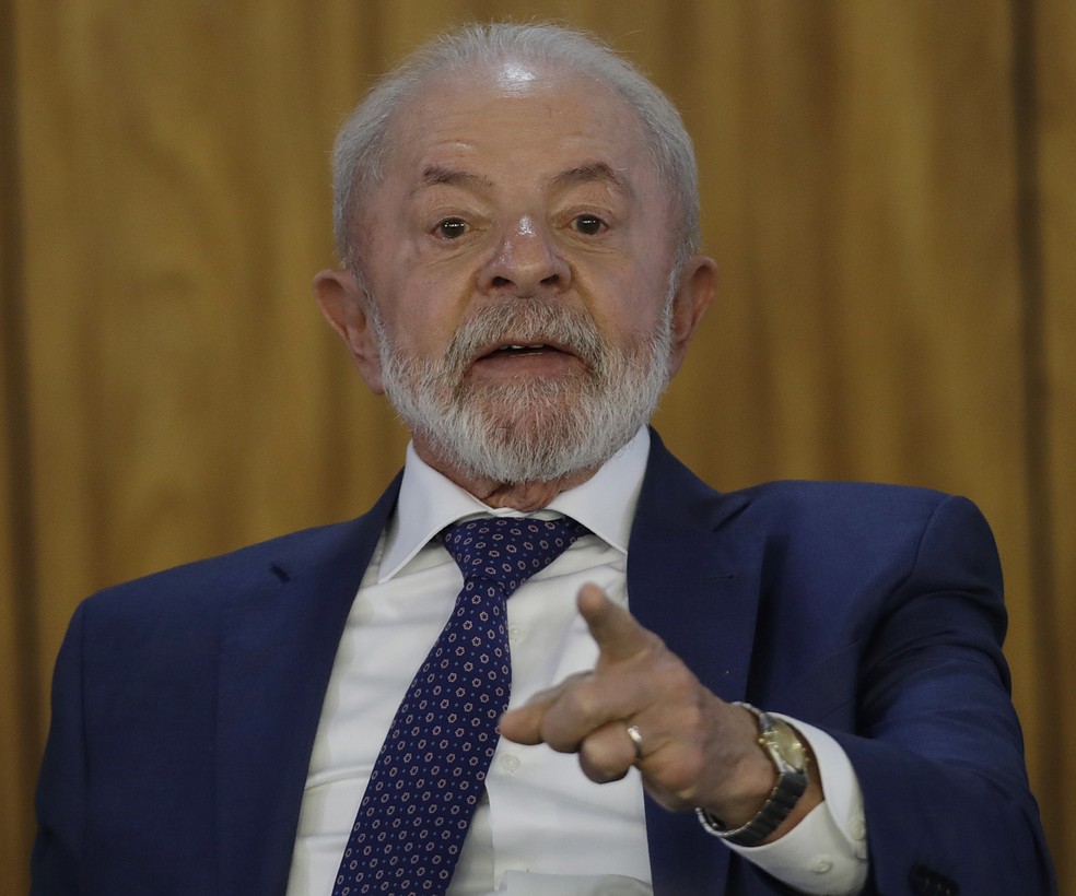 Lula discursando em evento no Rio de Janeiro ao lado de Eduardo Paes.