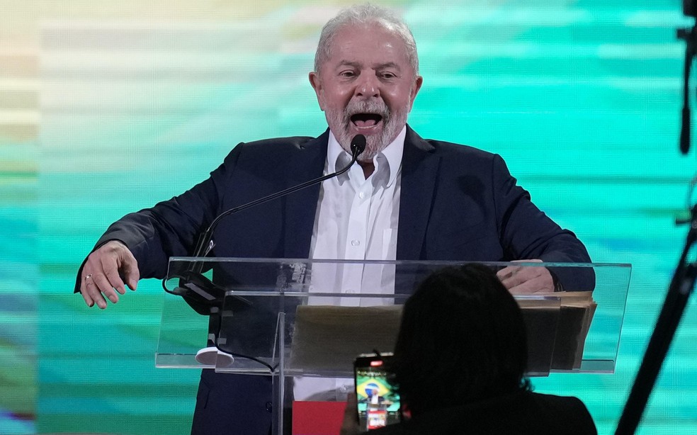 Former Brazilian President Luiz Inacio Lula da Silva speaks during his announcement of his candidacy for president in the upcoming October elections, in Sao Paulo, Brazil, Saturday, May 7, 2022. (AP P — Foto: Andre Penner/AP