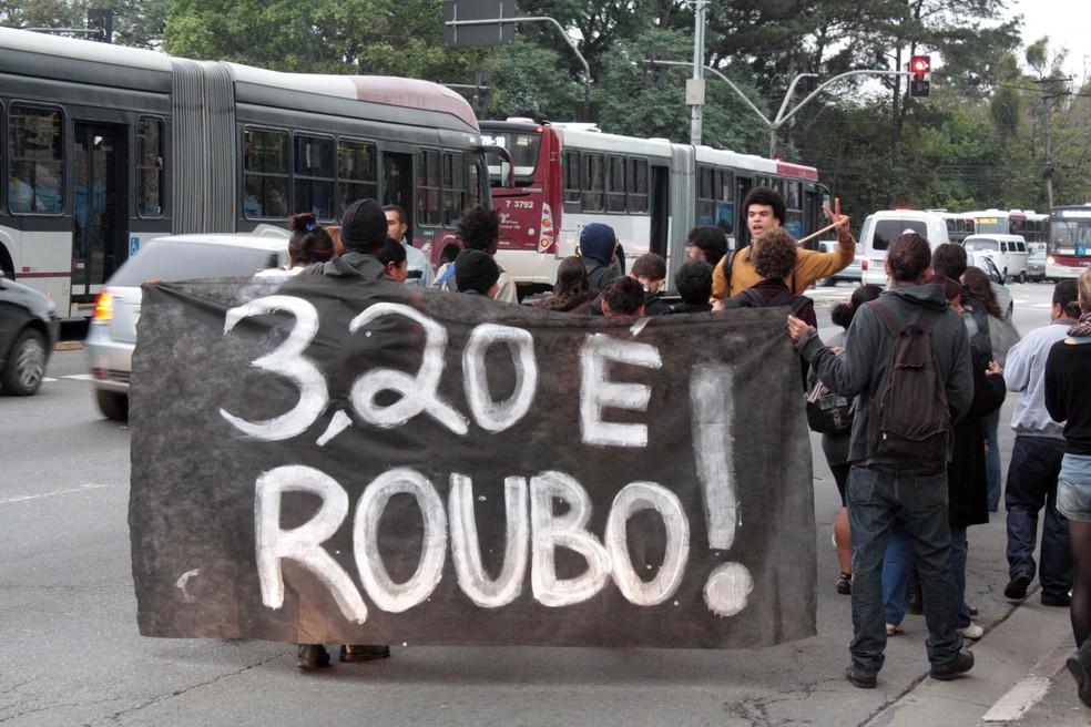 3 de junho de 2013: MBL faz primeiro protesto contra aumento das tarifas, na estrada do M'Boi Mirim, zona sul de São Paulo — Foto: Luiz Claudio Barbosa/Futura Press/Folhapress