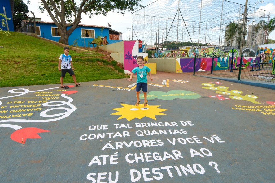 Adaptações urbanísticas no Jardim Fepasa, bairro de Jundiaí, dão estímulos para crianças brincarem