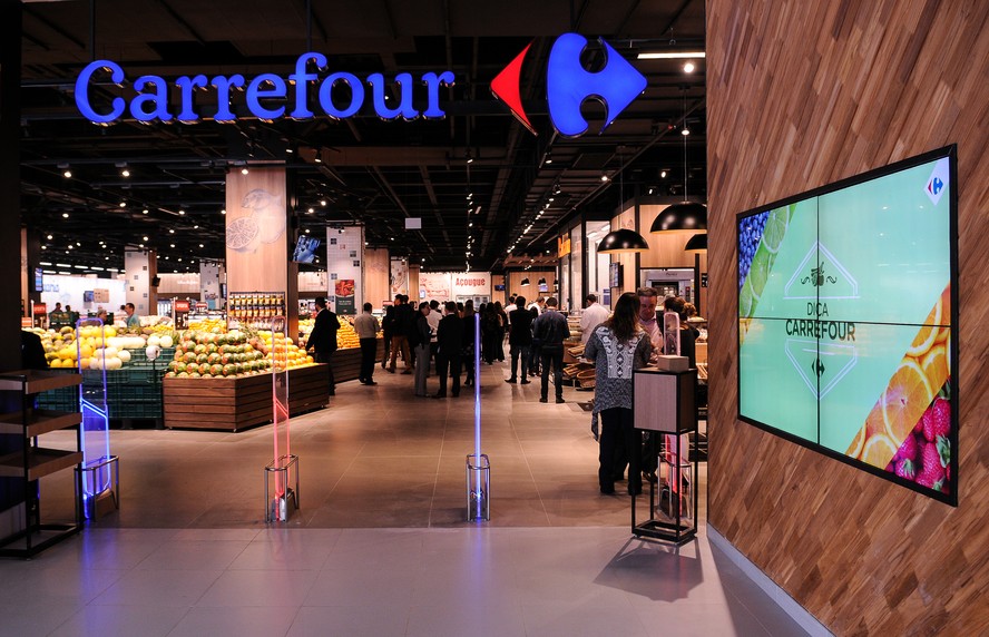 Ações do Carrefour enfrentam queda acentuada após revisão de vendas na França