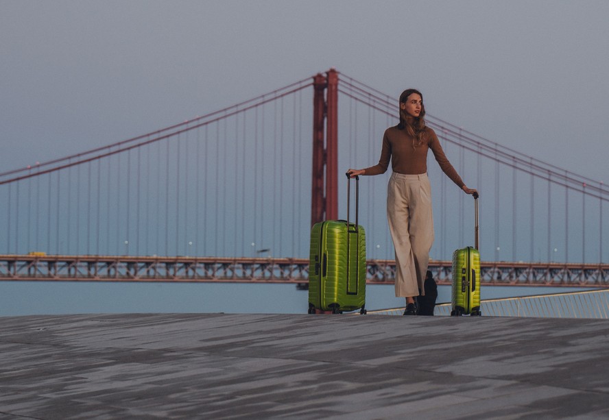 Samsonite apresenta novo tom da coleção Proxis com Roxkin™ | Dino ...