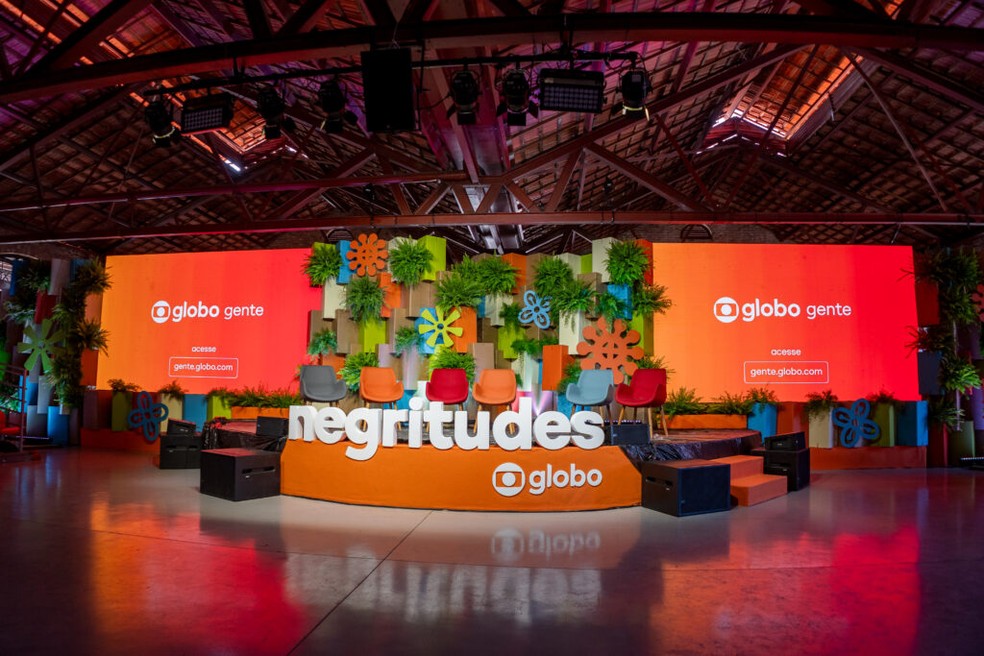 Palco de debates do Festival Negritudes Globo, em Brasília, uma parceria da emissora com o Prêmio Innovare — Foto: Divulgação/Globo