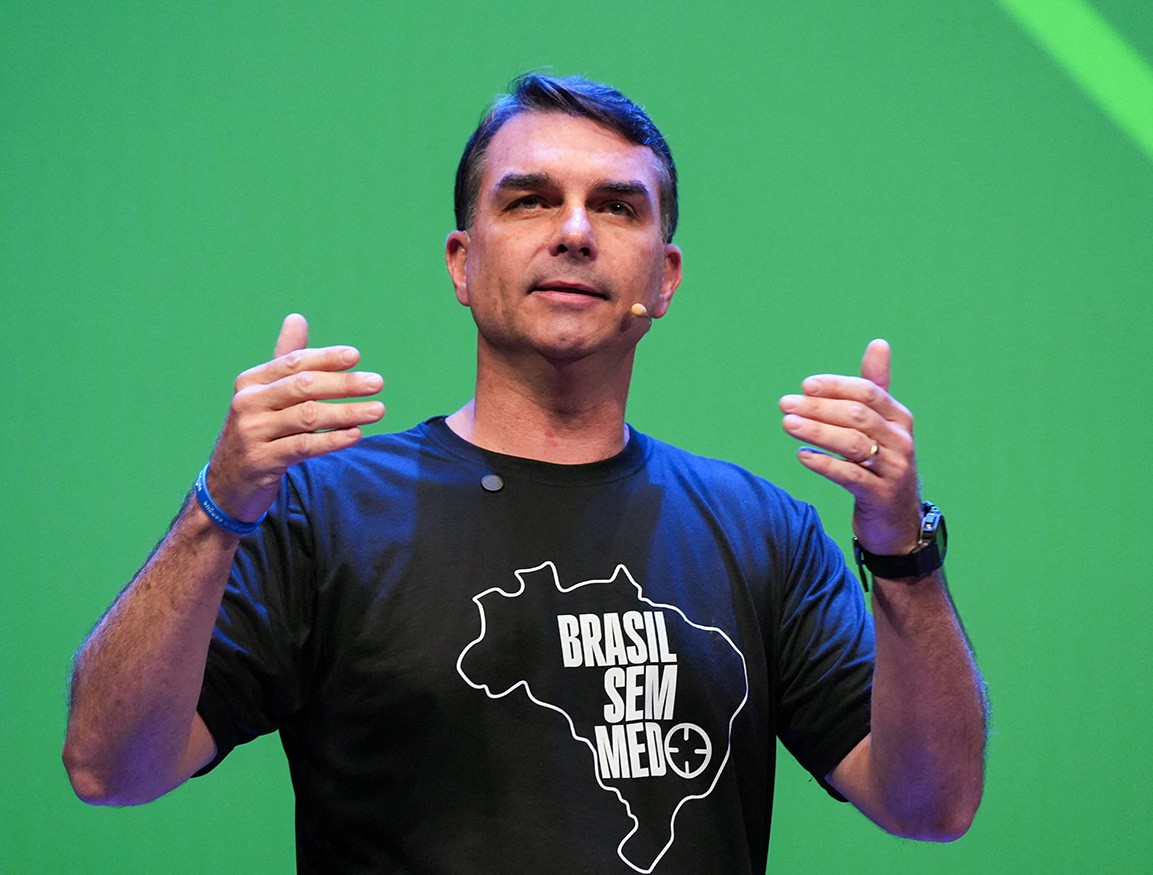 PF diz que Flávio Bolsonaro caluniou Lula ao associá-lo ao tráfico