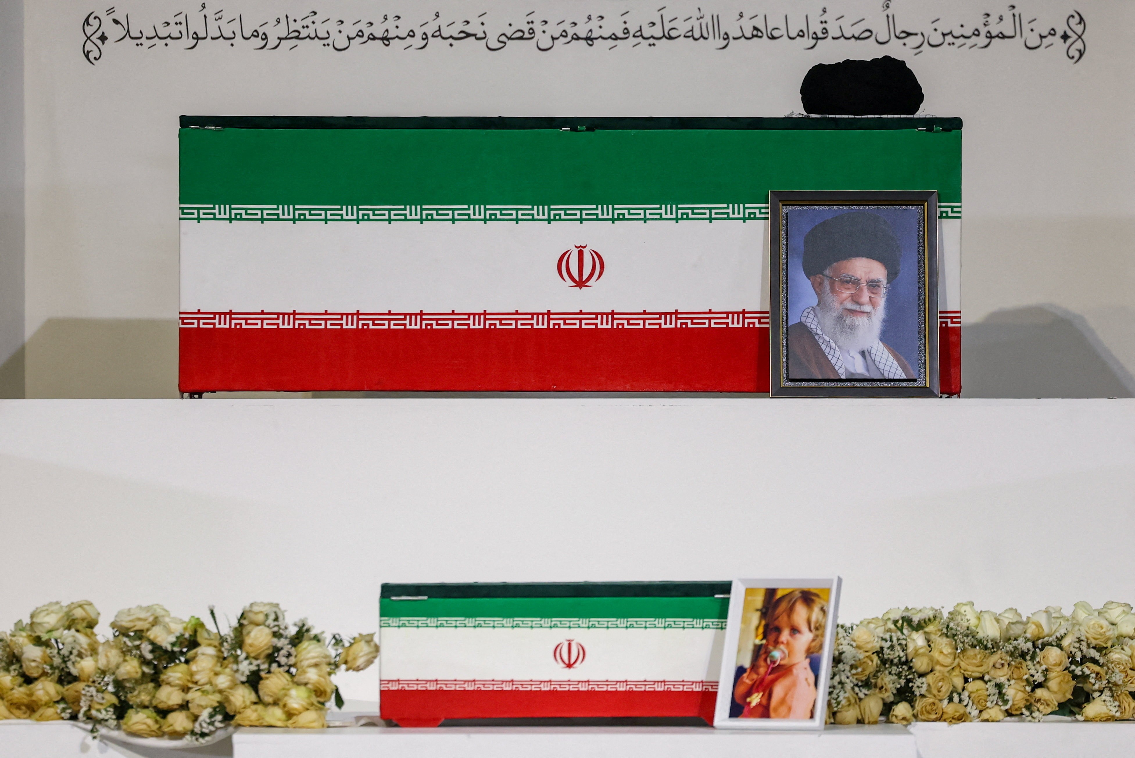 Líder morto do Irã, Ali Khamenei é velado durante semana de cerimônias fúnebres