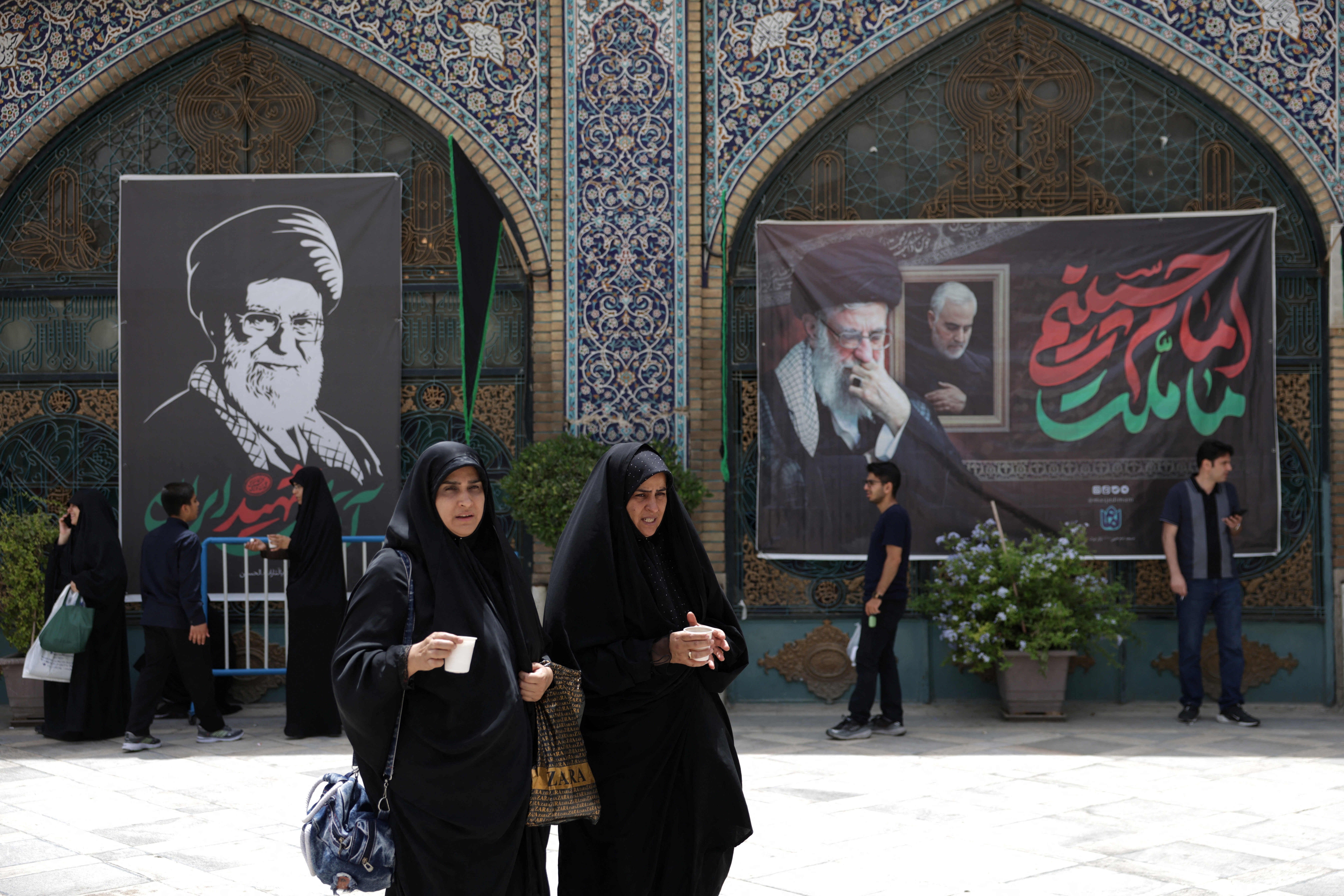 Irã se prepara para enterrar Ali Khamenei e alerta EUA e Israel sobre ataques antes do funeral