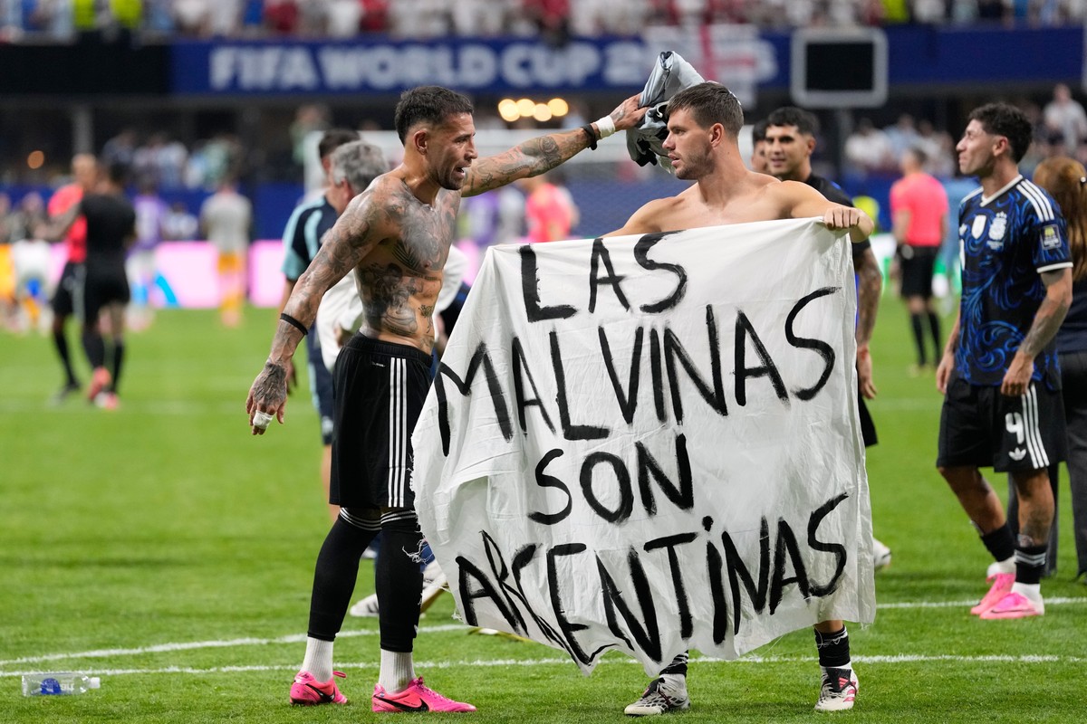 Fifa pune Argentina por faixa sobre Malvinas e jogador por incidente na  final da Copa | Mundo | Valor Econômico