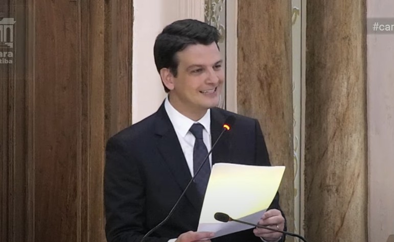 Eduardo Pimentel toma posse em Curitiba e anuncia redução na tarifa de ônibus aos domingos e feriados