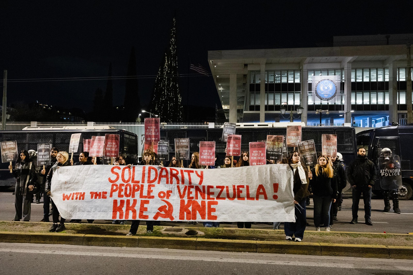 Apoiadores do Partido Comunista Grego exibem uma faixa durante um protesto contra os ataques dos Estados Unidos à Venezuela e a prisão do presidente Nicolás Maduro, em frente à embaixada americana em Atenas — Foto: Yorgos Karahalis/AP