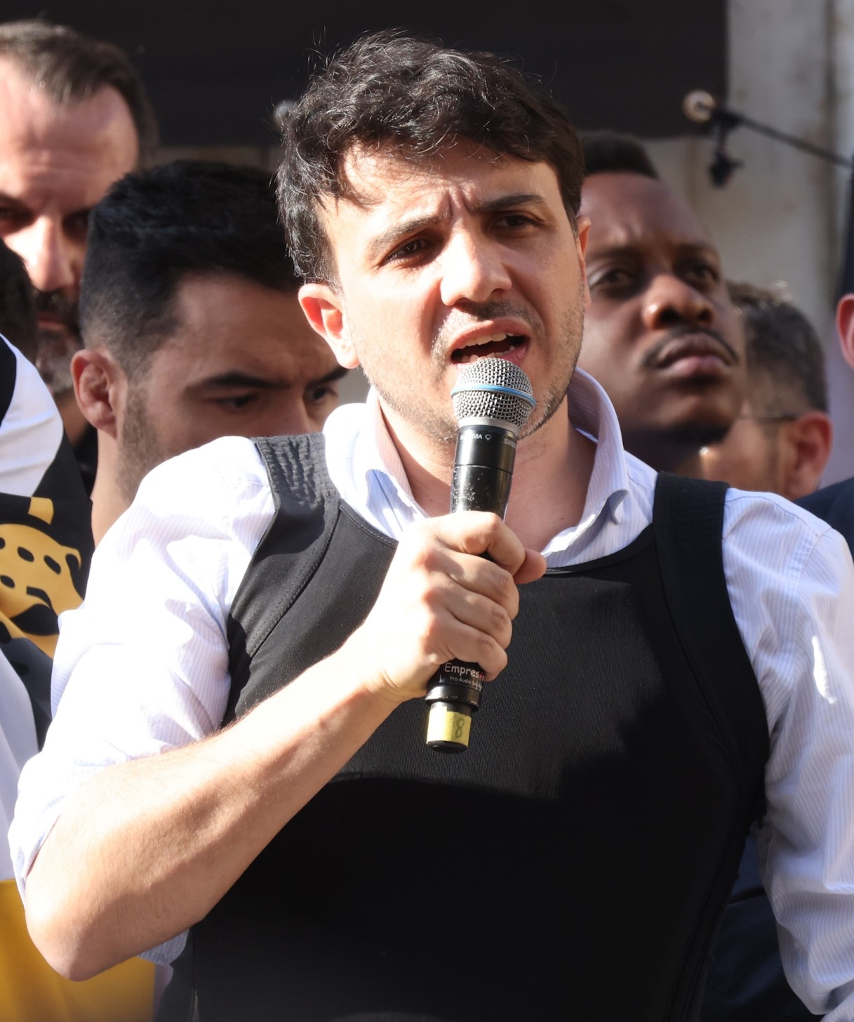 Em visita à Paraíba, Renan Santos diz que ‘criminosos serão presos ou mortos’ em um seu eventual governo - QTU Questões do Universo