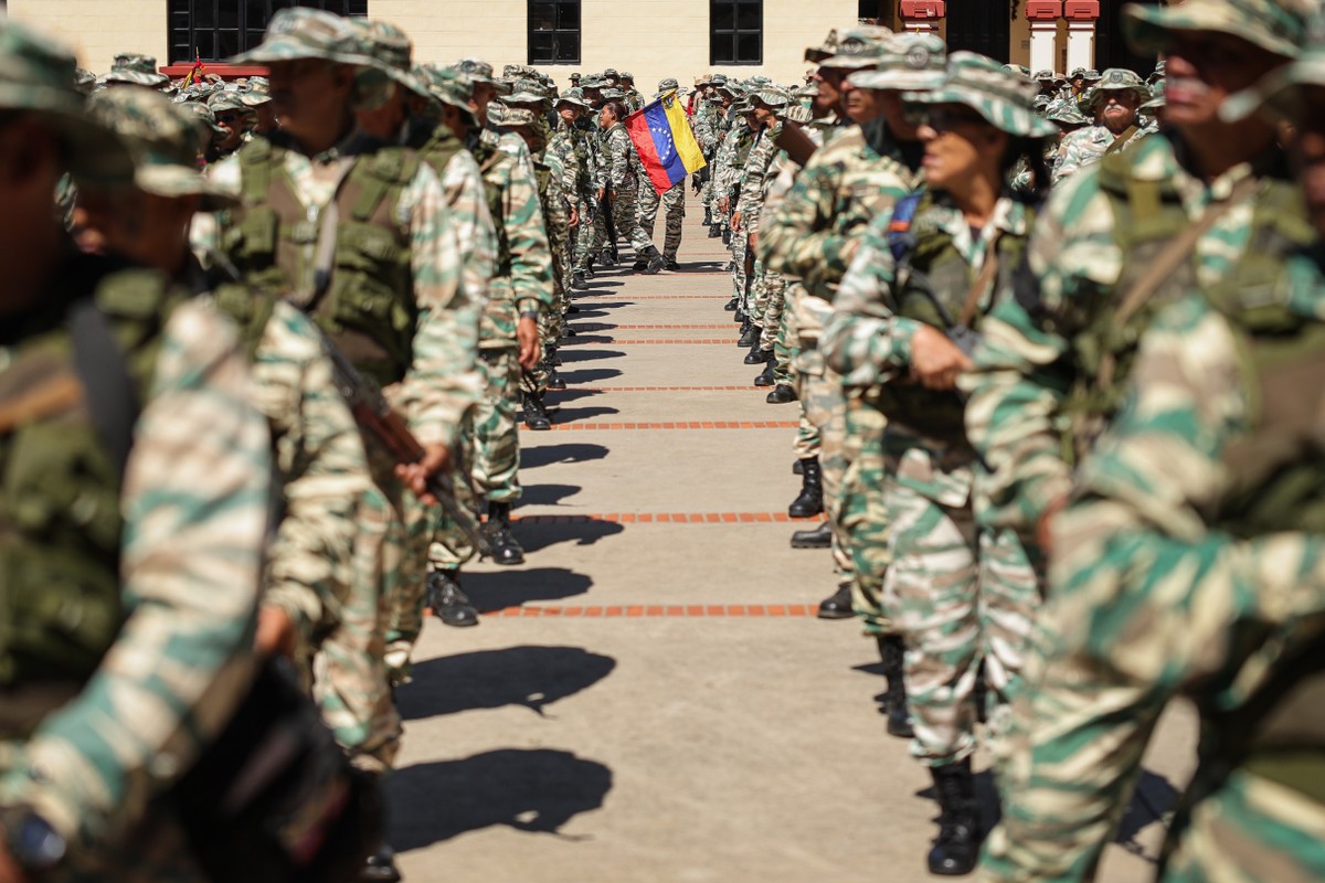 Venezuela reforça fronteira com a Colômbia com 15 mil soldados para combater narcotráfico