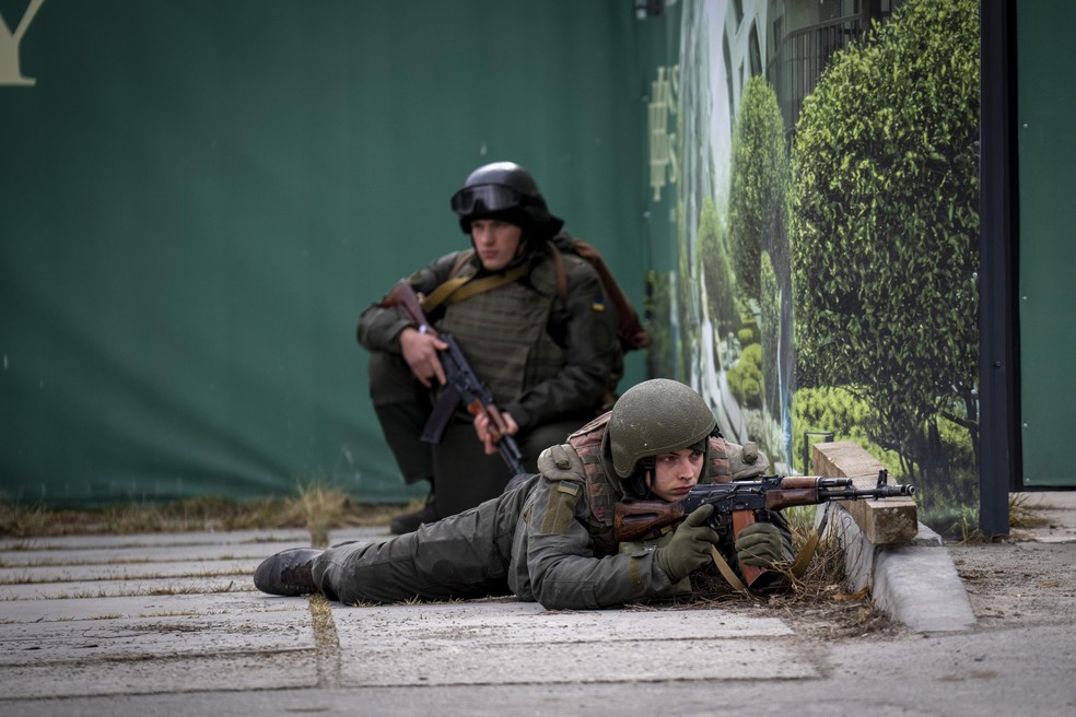 Soldados ucranianos assumem posições no centro de Kiev, Ucrânia — Foto: Emilio Morenatti/AP