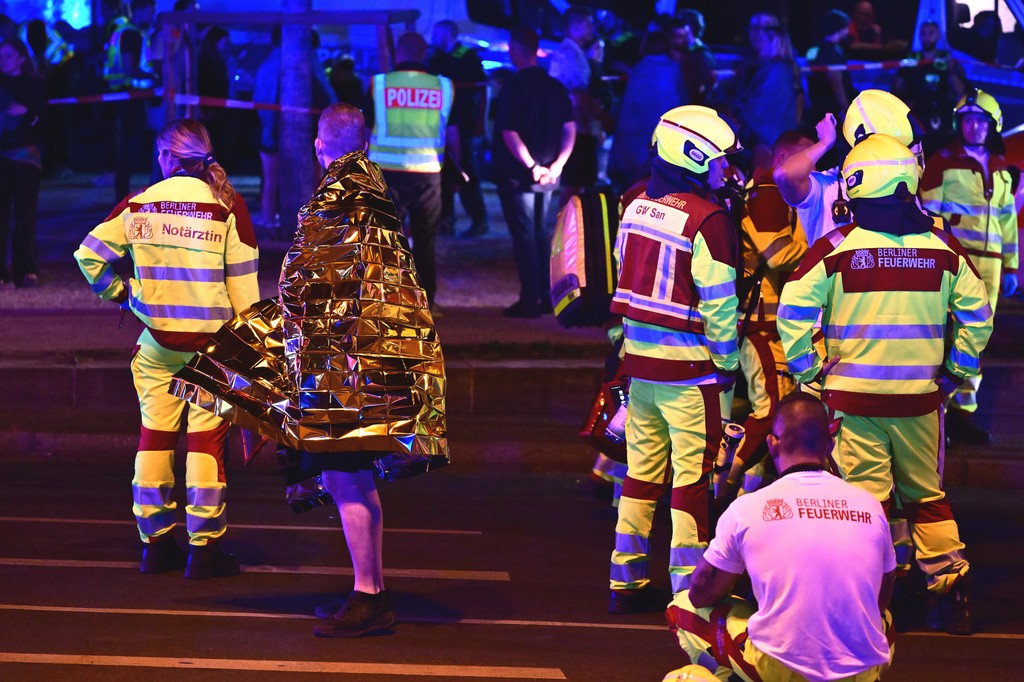 Motorista atropela multidão em Berlim; um morre e 15 a 17 ficam feridos