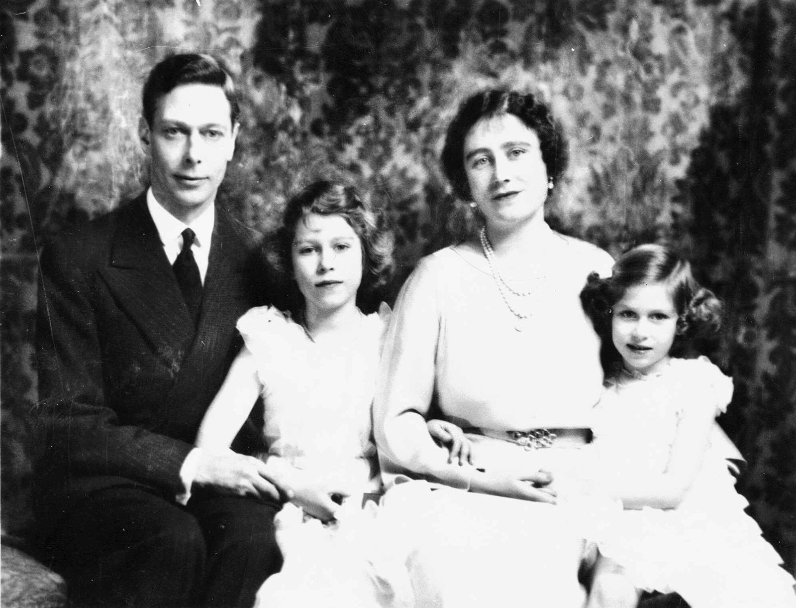 A princesa Elizabeth e a irmã mais nova, Margareth, posam com os pais, a rainha Elizabeth (a Rainha Mãe) e o rei George VI, para foto em 1937 — Foto: ATENÇÃO: DEFINIR CRÉDITO!