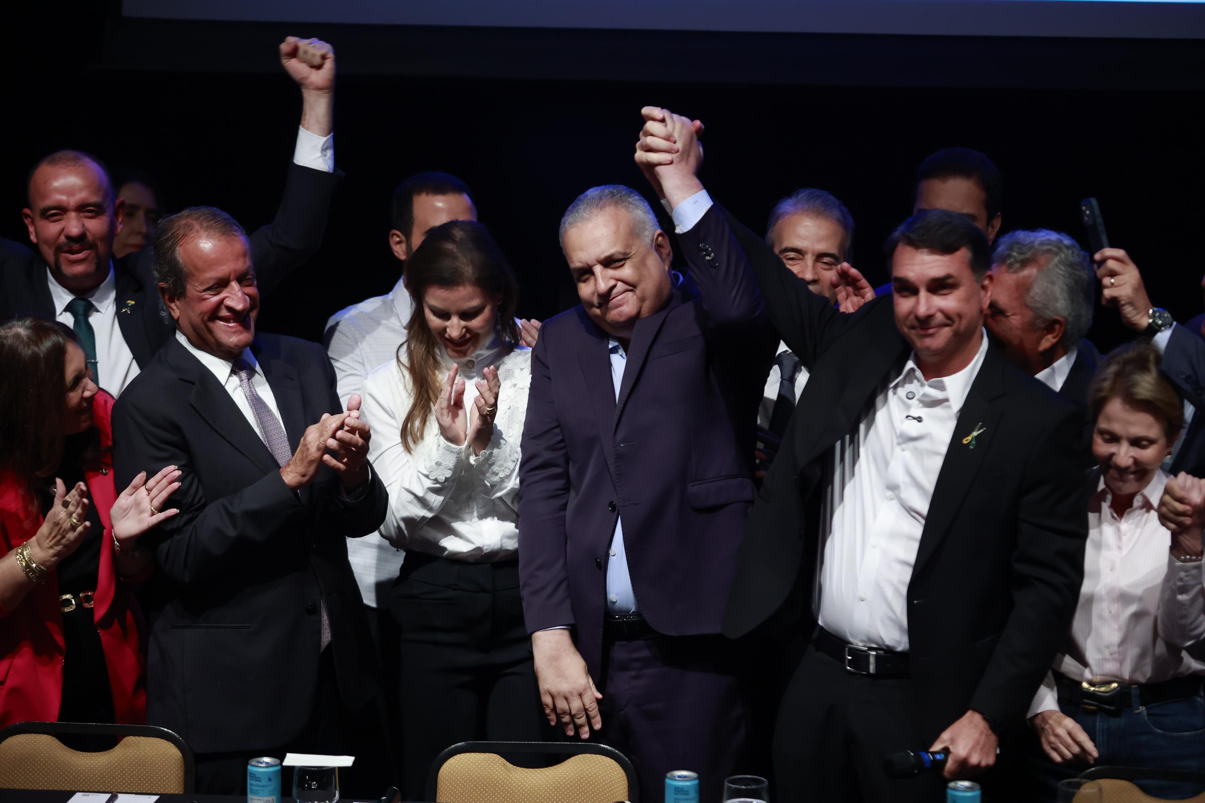 Flávio Bolsonaro disse que teve filhas para cuidar dele na velhice: 