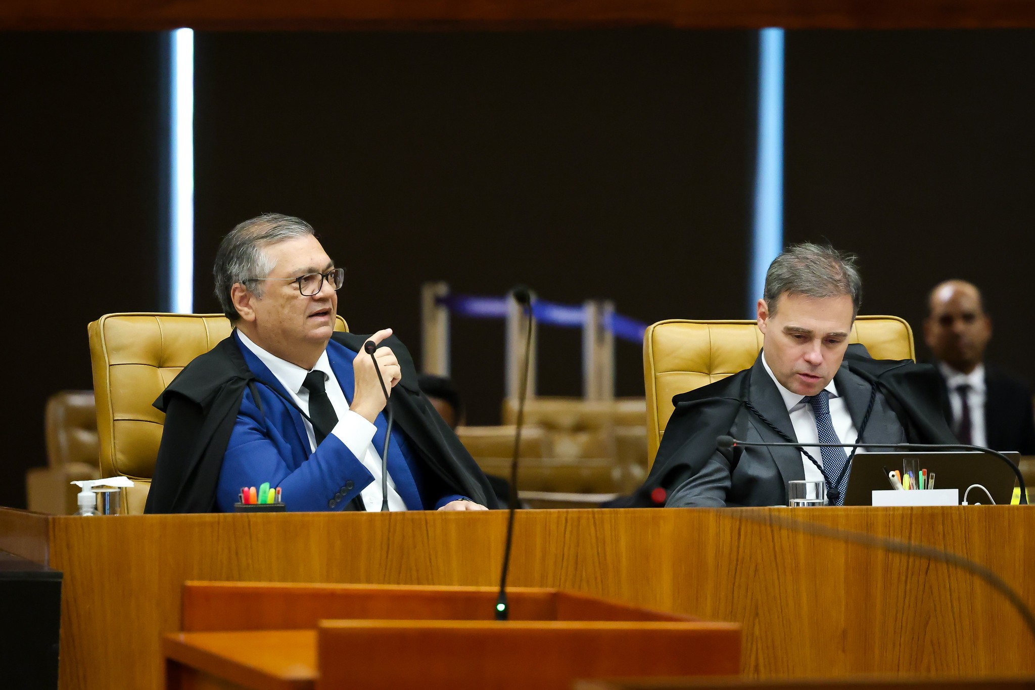 Análise: Ao expor suspeita sobre o PCC, Dino desafia Mendonça e vulnerabiliza Flávio Bolsonaro