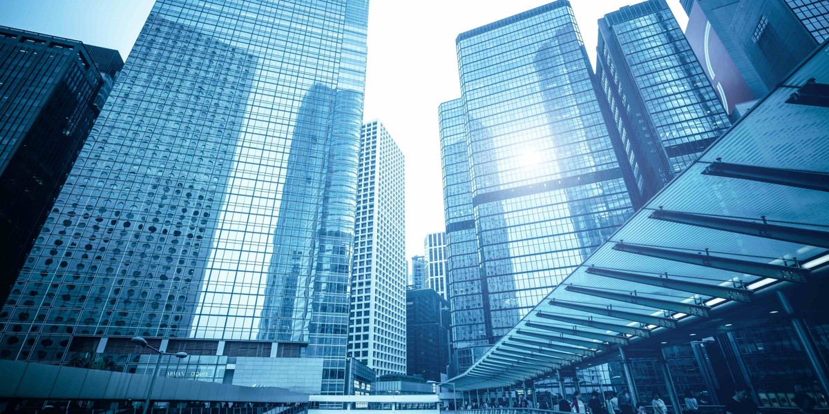 Hong Kong Relaxa Regras para Atrair Fortunas Familiares: O Que Isso Significa para o Futuro da Cidade?