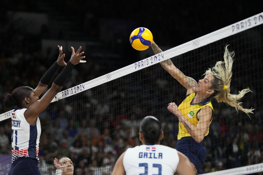 Brasil para nos Estados Unidos e vai lutar pelo bronze no vôlei