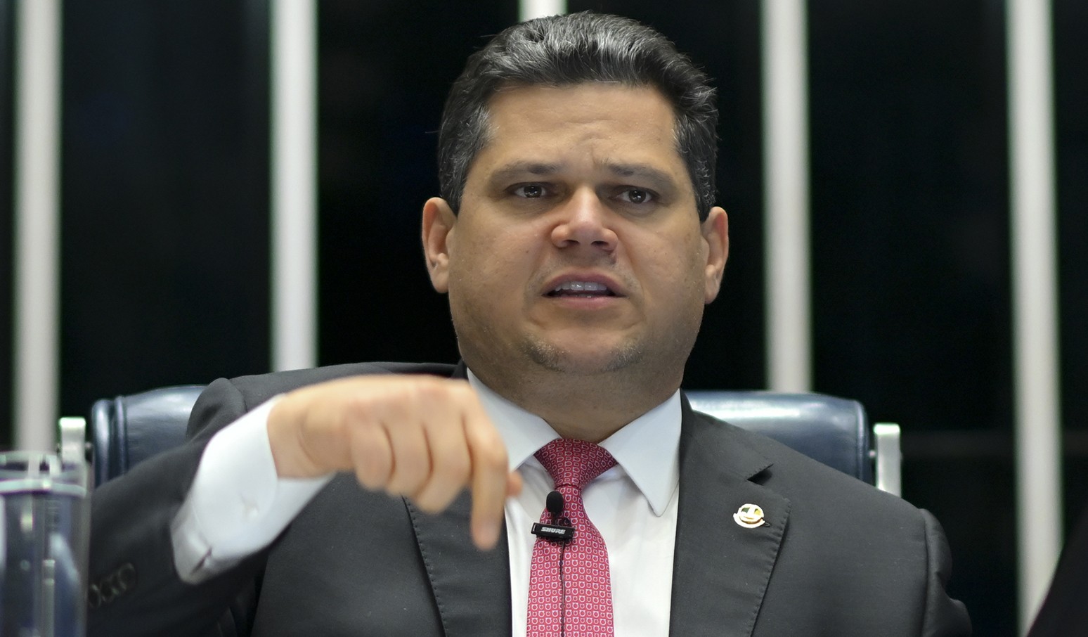 Questionado sobre crise no STF, Alcolumbre diz que ‘não acha nada’ e volta a cobrar paradeiro do dinheiro para ‘Dark Horse’ - QTU Questões do Universo