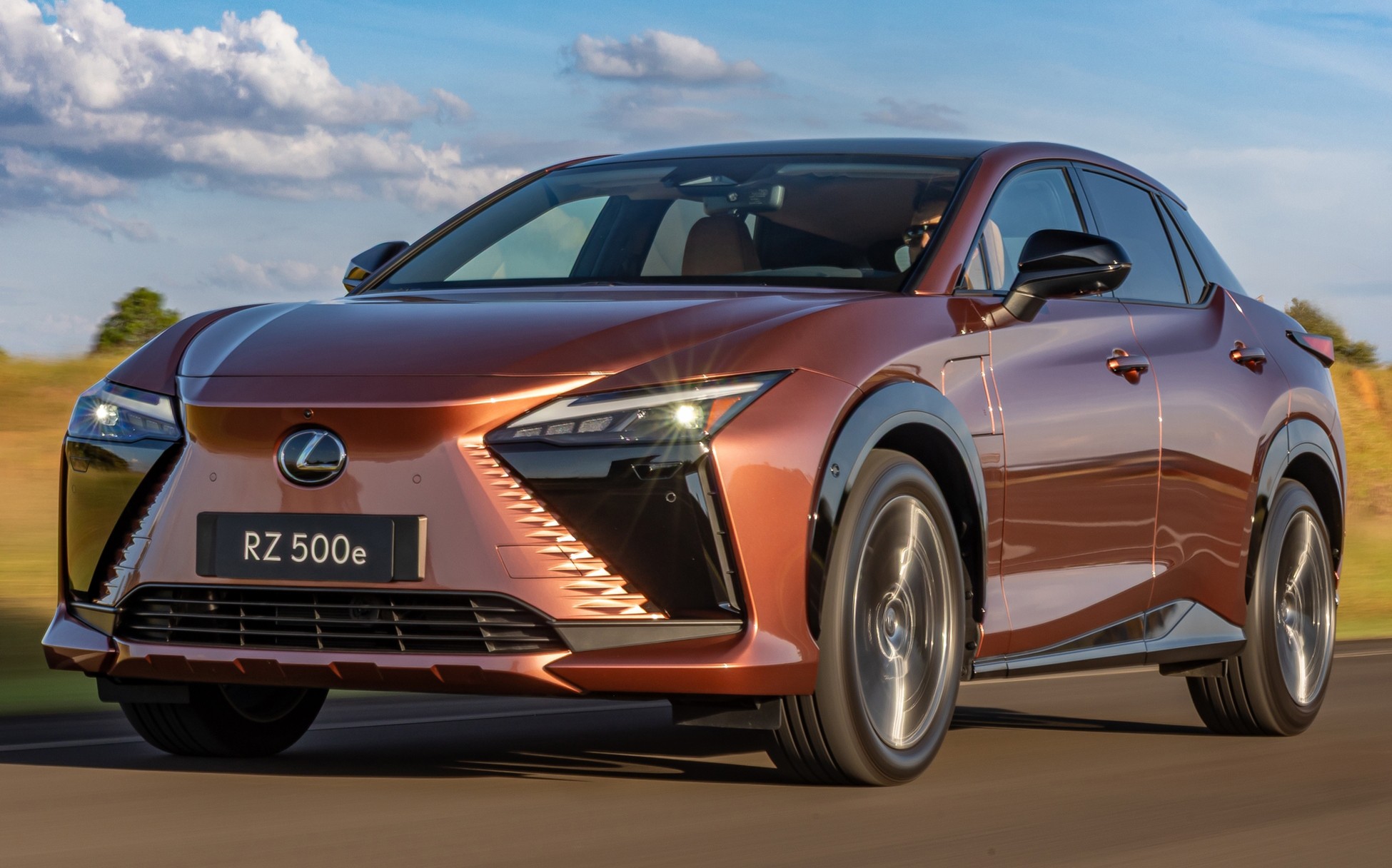SUV elétrico Lexus RZ chega cheio de segredos e vai te isolar do mundo