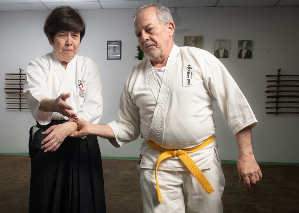 Fumie Nishida e Armando Oliveira Pestana: o aikid� ajuda a dissolver o ego, diz a professora - Foto: Gabriel Reis/Valor