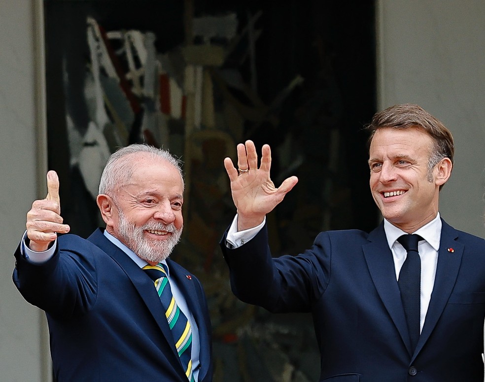 Lula e o presidente da França, Emmanuel Macron, durante cerimônia oficial de boas-vindas na Explanada dos Inválidos, em Paris, na França — Foto: Ricardo Stuckert/PR