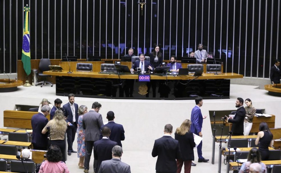 Sessão na Câmara dos Deputados onde projeto fiscal foi aprovado.