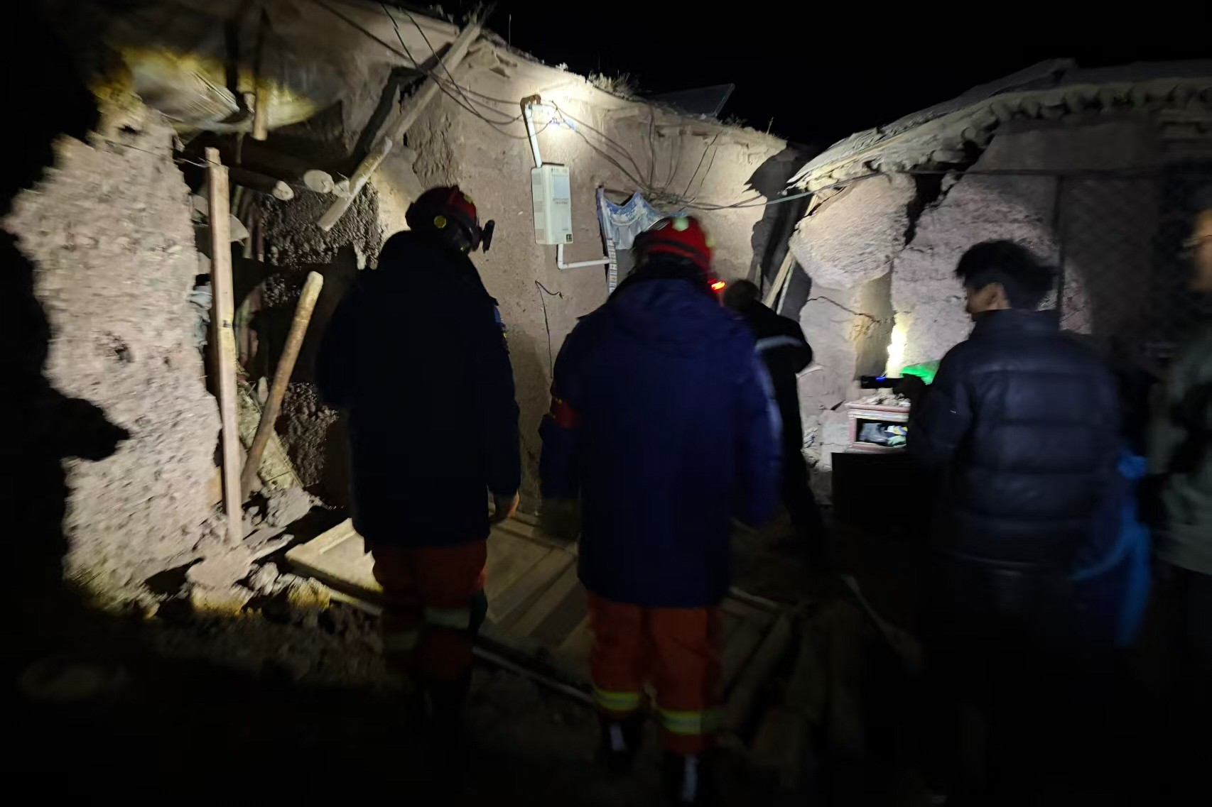 Terremoto deixa ao menos 16 mortos e derruba centenas de casas no Tibete - Foto