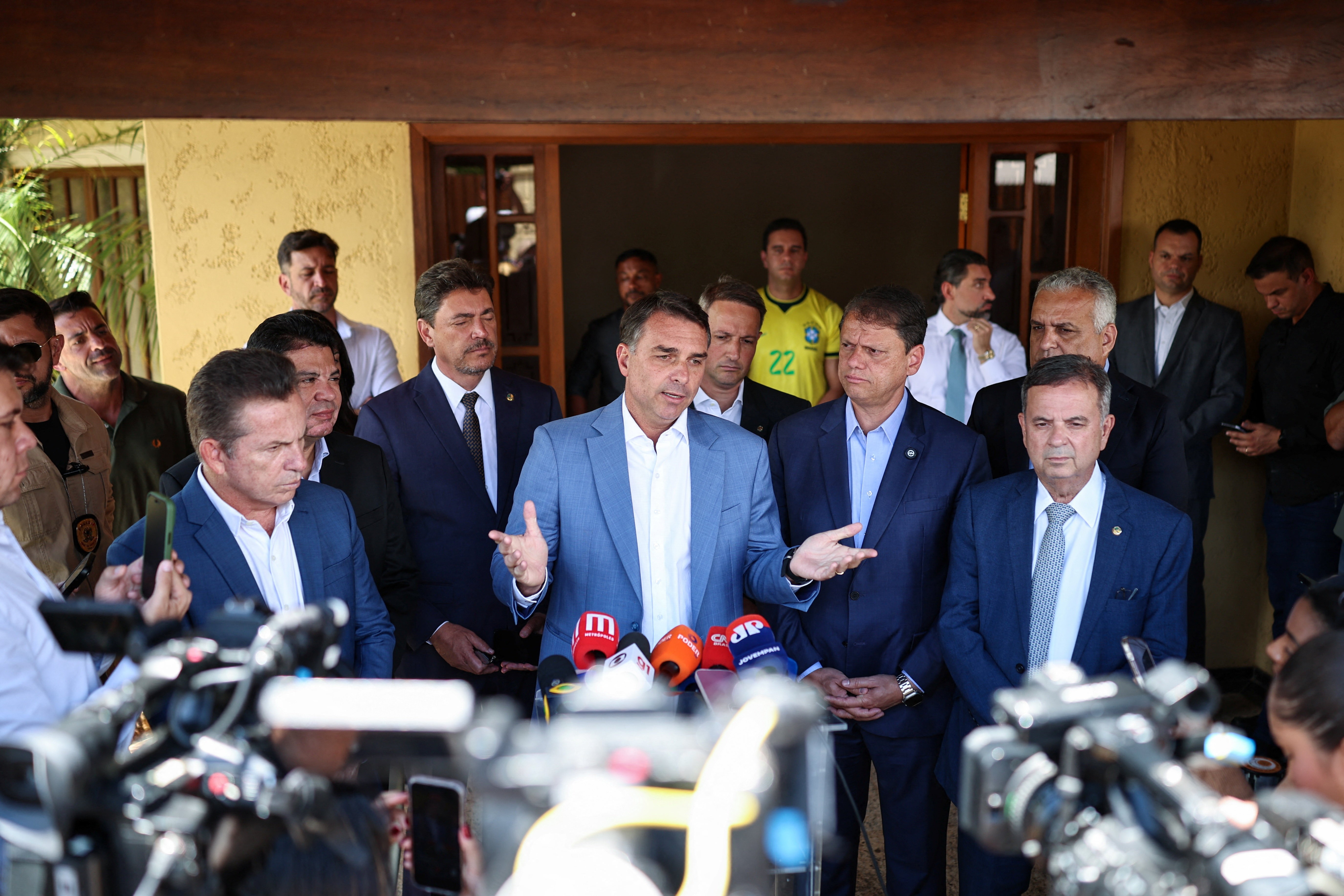 Flávio nega haver discussão sobre Bolsonaro fazer parte de eventual governo - Foto