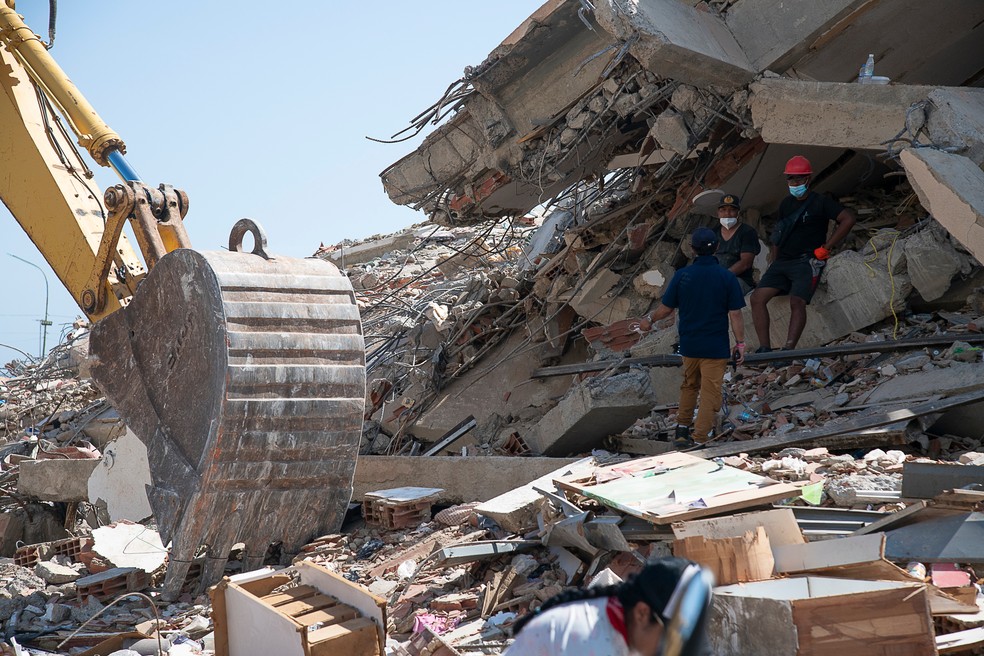 Socorristas sob escombros de prédio que desabou após terremotos na Venezuela — Foto: Bloomberg