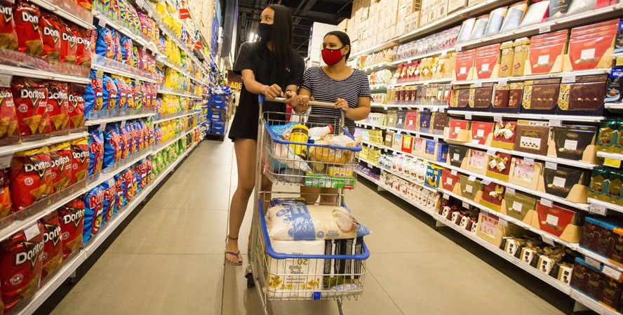 Consumidores em supermercado de São Paulo