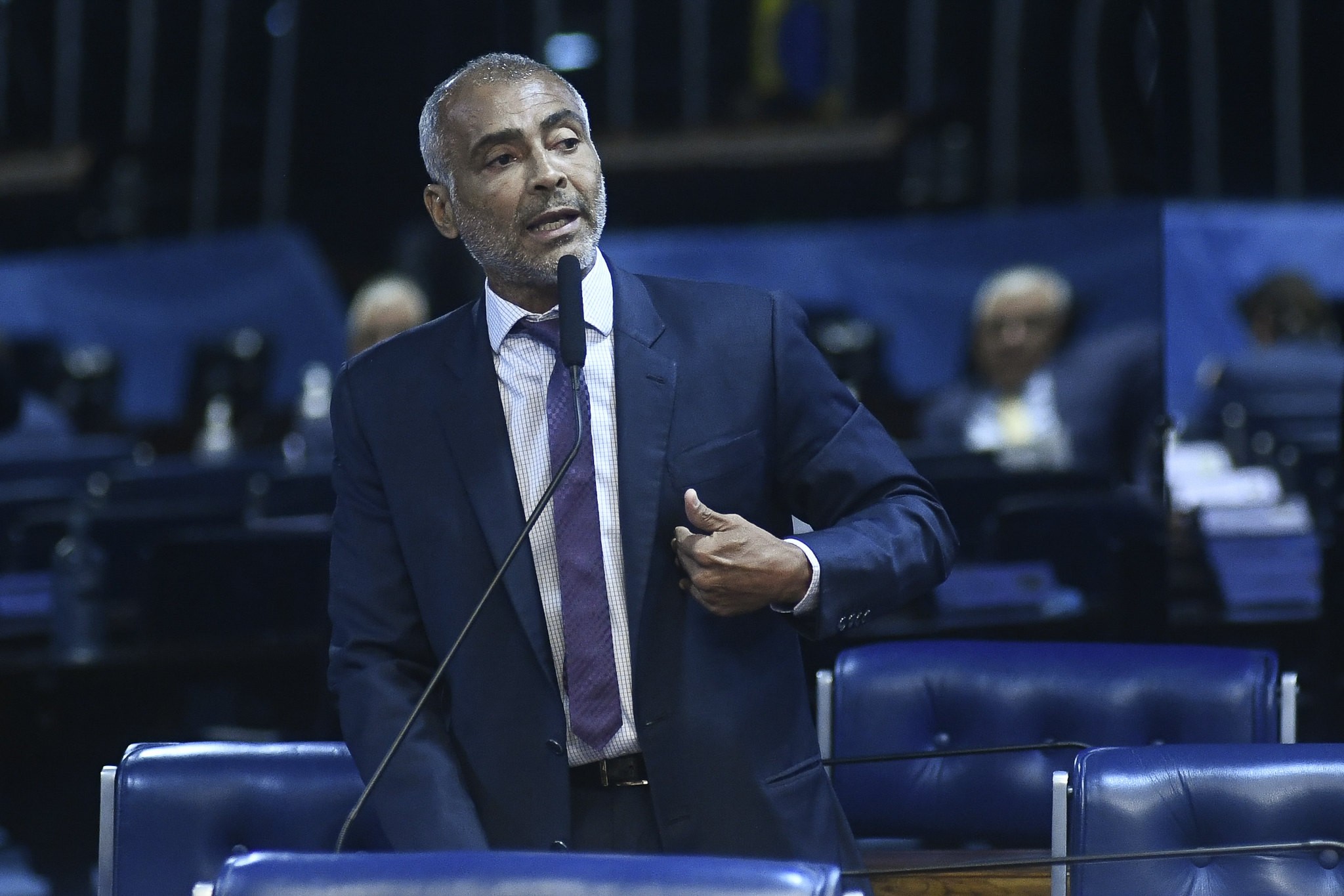 Acompanhando a Copa, Romário abre mão do salário de senador e é defendido por Alcolumbre
