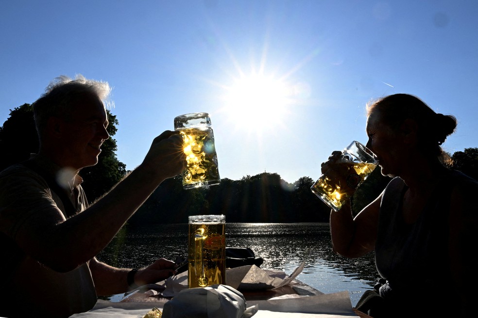 Pessoas aproveitam o clima ameno no Jardim Inglês em Munique , Alemanha, em 26 de maio de 2026. — Foto: REUTERS/ Angelika Warmuth/Foto de Arquivo