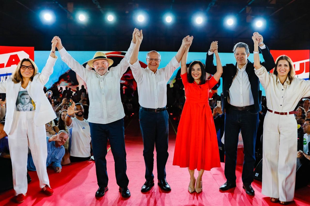 Lula annuncia candidatura a quarto mandato e presenta Haddad come possibile successore durante la convenzione del PT a São Paulo