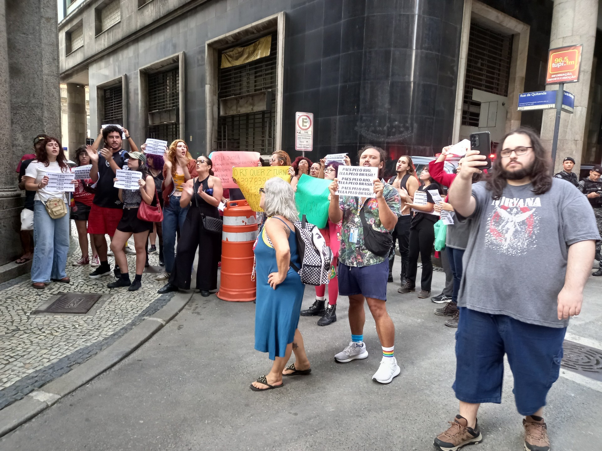Estudantes protestam após retotalização de votos para governo do Rio, que coloca Douglas Ruas à frente
